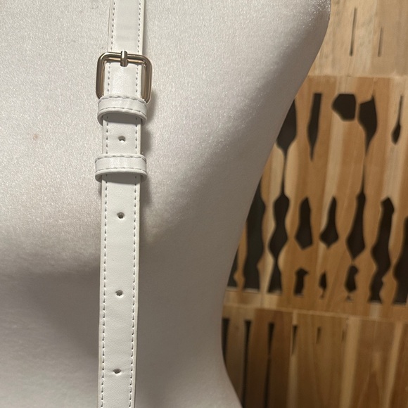 Tommy Bahama White Wicker Crossbody Bag with Gold Chain Accent - Picture 8 of 10